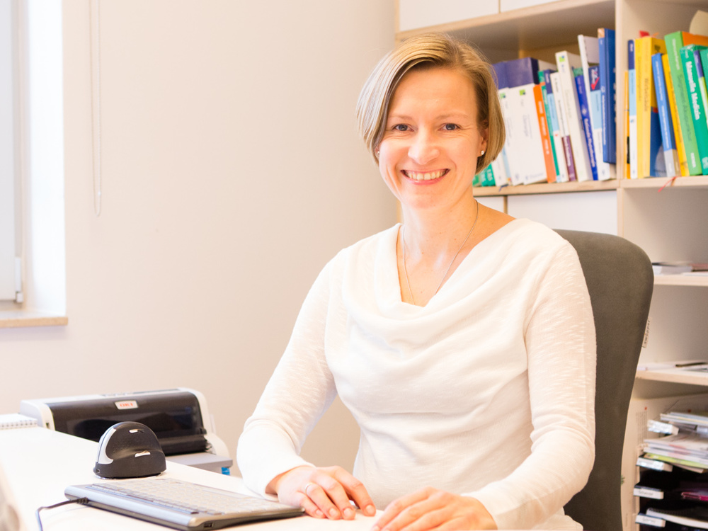 Dr. med. Katja Essl am Schreibtisch